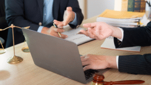 Chân dung một Trọng tài viên đang nghiên cứu hồ sơ giải quyết tranh chấp thương mại.