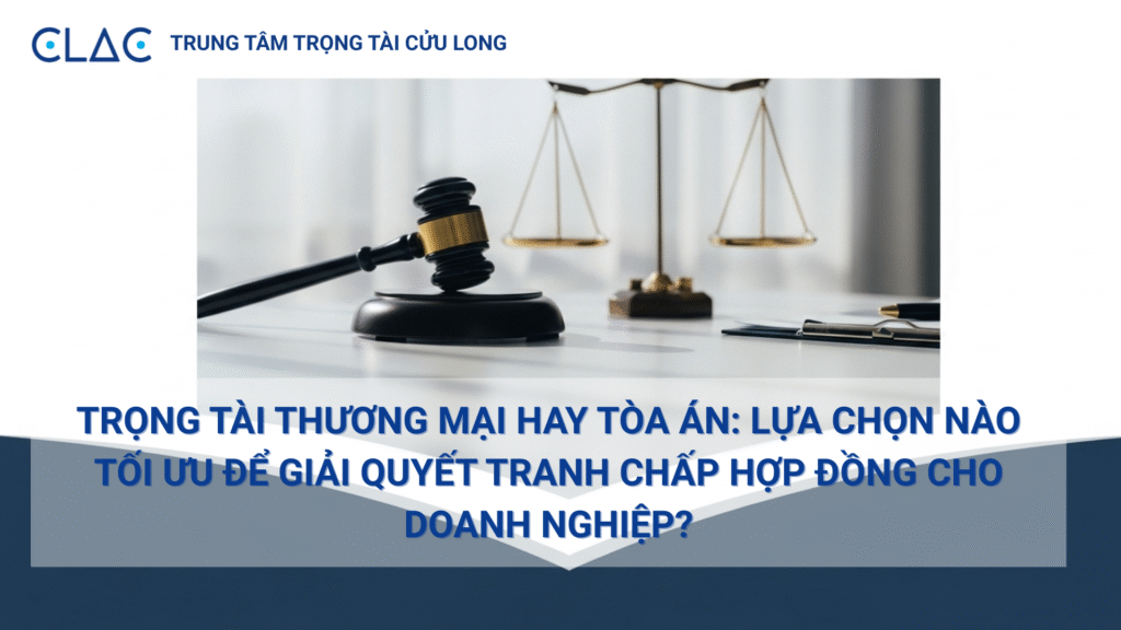 Ảnh banner với logo CLAC ở góc trên trái, ở giữa là hình ảnh chiếc búa thẩm phán và cán cân công lý đặt trên bàn. Bên dưới là tiêu đề bài viết: ‘Trọng tài thương mại hay tòa án: Lựa chọn nào tối ưu để giải quyết tranh chấp hợp đồng cho doanh nghiệp?