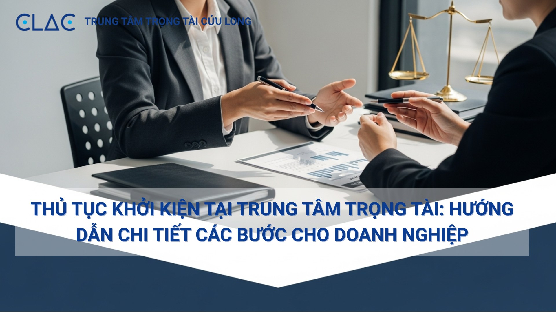 Luật sư đang giải thích về thủ tục khởi kiện trọng tài cho một doanh nhân tại văn phòng Trung tâm trọng tài Cửu Long (CLAC).
