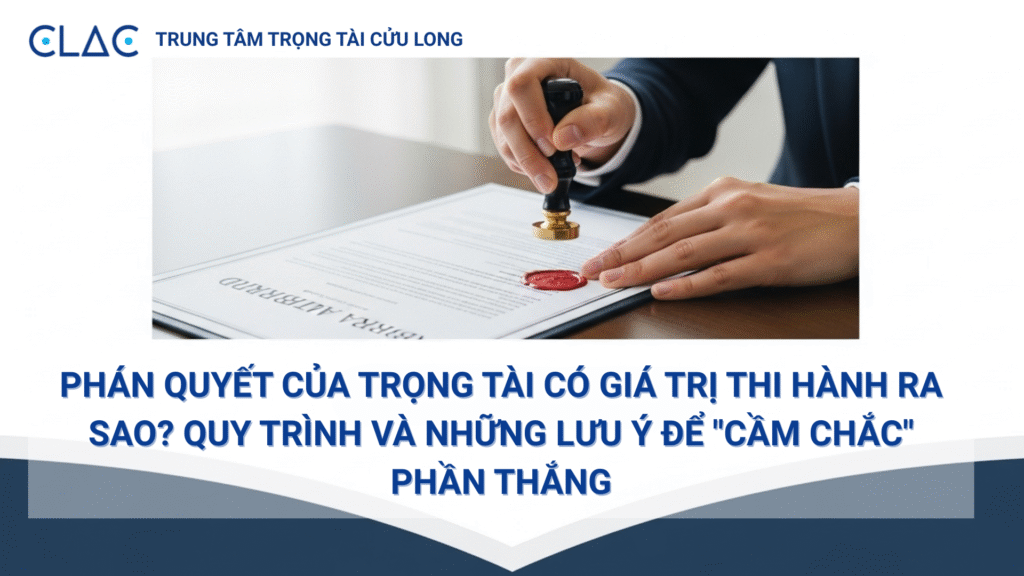 Một chấp hành viên đang đóng dấu "Đã thi hành" lên một Phán quyết trọng tài của Trung tâm trọng tài Cửu Long (CLAC).