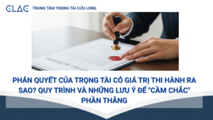 Một chấp hành viên đang đóng dấu "Đã thi hành" lên một Phán quyết trọng tài của Trung tâm trọng tài Cửu Long (CLAC).