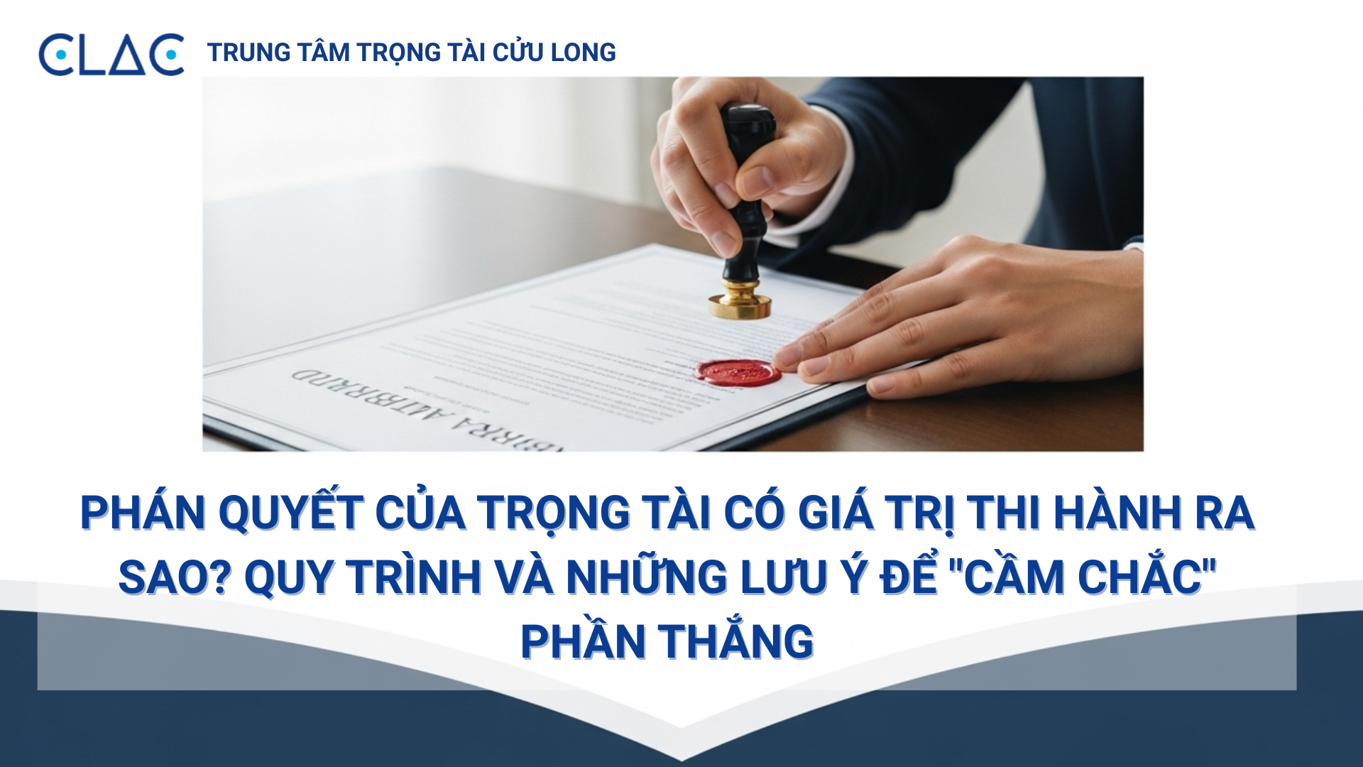Một chấp hành viên đang đóng dấu "Đã thi hành" lên một Phán quyết trọng tài của Trung tâm trọng tài Cửu Long (CLAC).