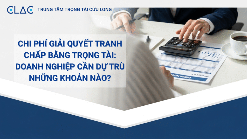 Một doanh nhân đang sử dụng máy tính để tính toán và dự trù chi phí giải quyết tranh chấp bằng trọng tài dựa trên biểu phí của CLAC.
