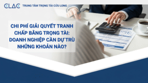 Một doanh nhân đang sử dụng máy tính để tính toán và dự trù chi phí giải quyết tranh chấp bằng trọng tài dựa trên biểu phí của CLAC.